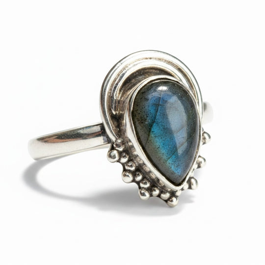 Schicker Ring aus Sterlingsilber mit einem birnenförmigen Labradorit-Edelstein und Perlenverzierungen. Im Bohemian-Stil.