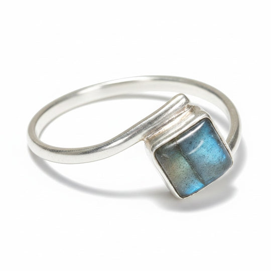 Schlichter Ring aus Sterlingsilber mit einem quadratisch geschliffenen Labradorit-Edelstein, der blaue und grüne Schimmer reflektiert. Minimalistisches Banddesign.