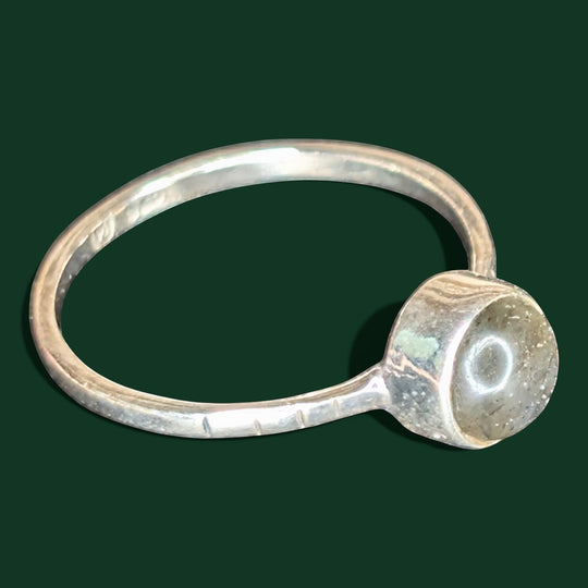 Schlichter, minimalistischer Stapelring aus Sterlingsilber mit einem runden Labradorit-Edelstein, Größe 53.