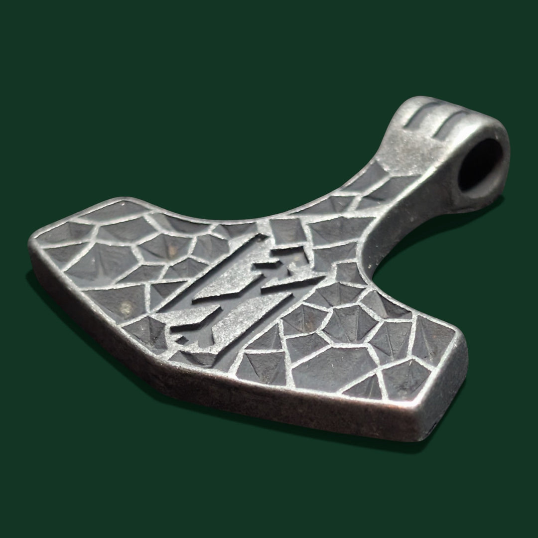 Sinnikäs Thor-Hammer-Anhänger aus rostfreiem Stahl in Antiksilberoptik mit geometrischem Muster und Runenverzierung.