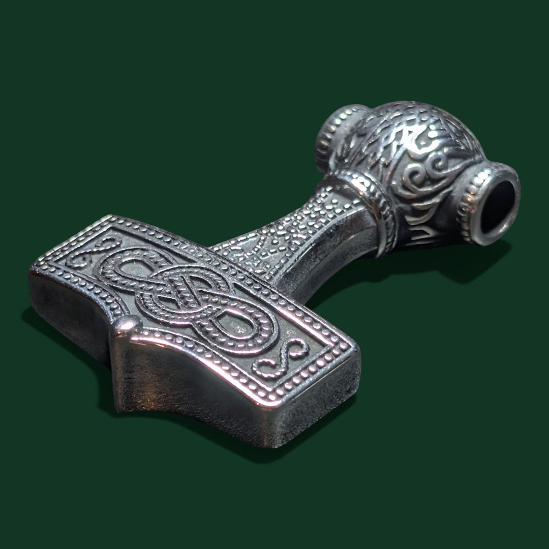 Schicker Thor-Hammer-Anhänger aus Edelstahl mit aufwendigen Knotenverzierungen, der Stärke und die nordische Mythologie symbolisiert.