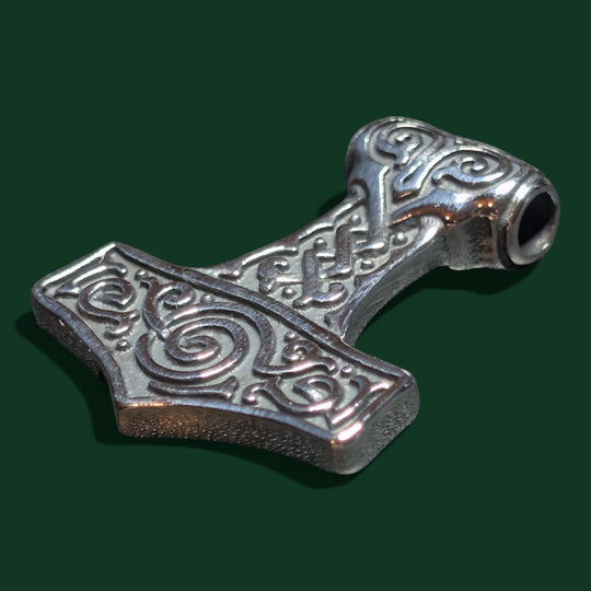 Schicker Thor-Hammer-Anhänger aus Edelstahl mit aufwendigen Knotenverzierungen. Symbol für Stärke und Schutz.