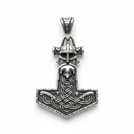 Schicke Halskette mit „Thors Hammer“-Anhänger aus poliertem Edelstahl mit aufwendigen Knotenverzierungen und einem Detail, das Odins Helm darstellt.