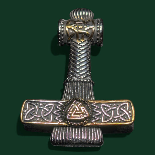 Schicke Halskette mit „Thors Hammer“-Anhänger aus silber- und goldfarbenem Edelstahl mit Wikinger-Knotenmuster und Valknutsymbol.