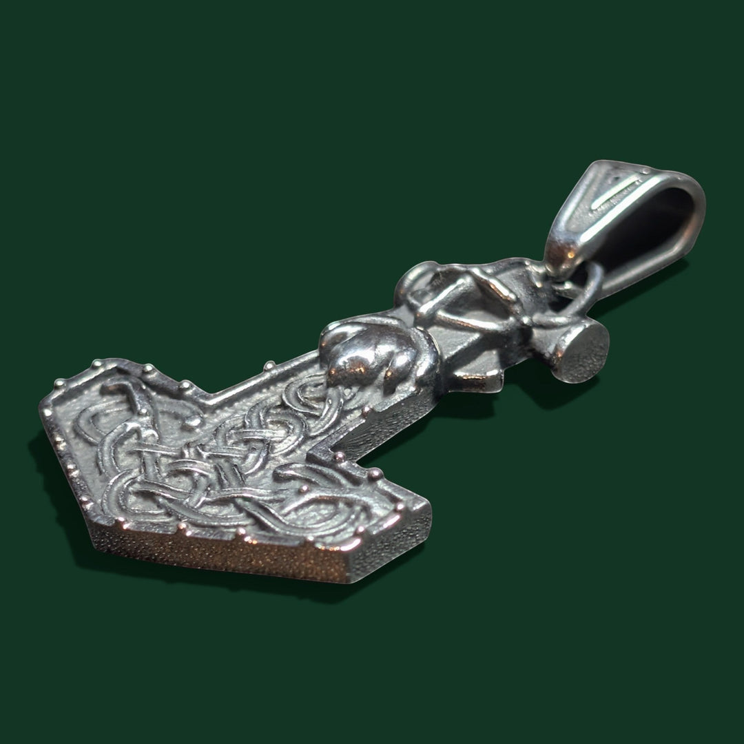 Schicke Thor-Hammer-Halskette aus poliertem Metall mit aufwendigen Knotenverzierungen und einem Detail, das Odins Helm darstellt.