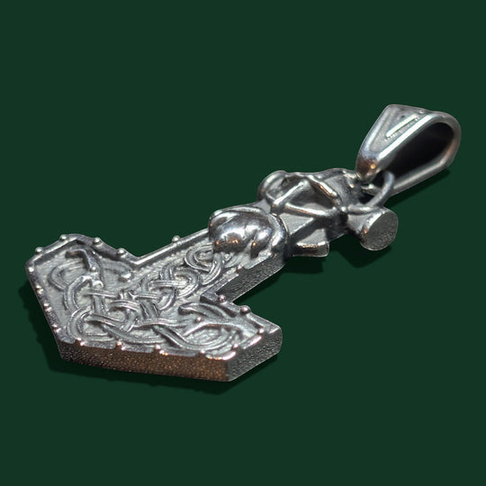 Schicke Thor-Hammer-Halskette aus poliertem Metall mit aufwendigen Knotenverzierungen und einem Detail, das Odins Helm darstellt.