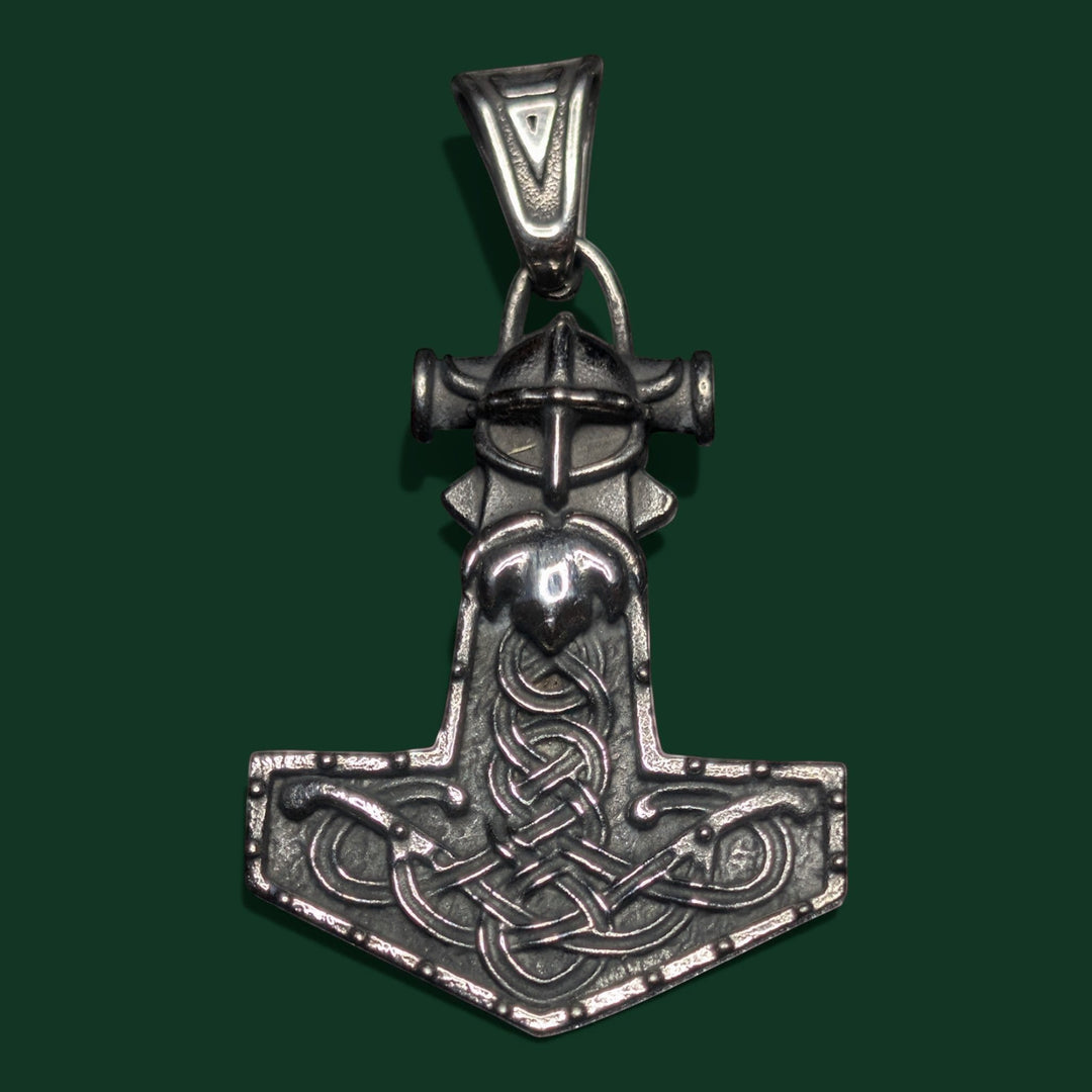 Schicke Halskette mit „Thors Hammer“-Anhänger aus poliertem Edelstahl mit aufwendigen Knotenverzierungen und einem Detail, das Odins Helm darstellt.