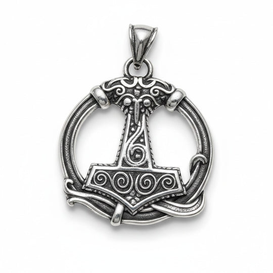Schicke Halskette mit Thor-Hammer-Anhänger aus silberfarbenem Edelstahl mit aufwendigen Knotenverzierungen. Mjölnir-Design.