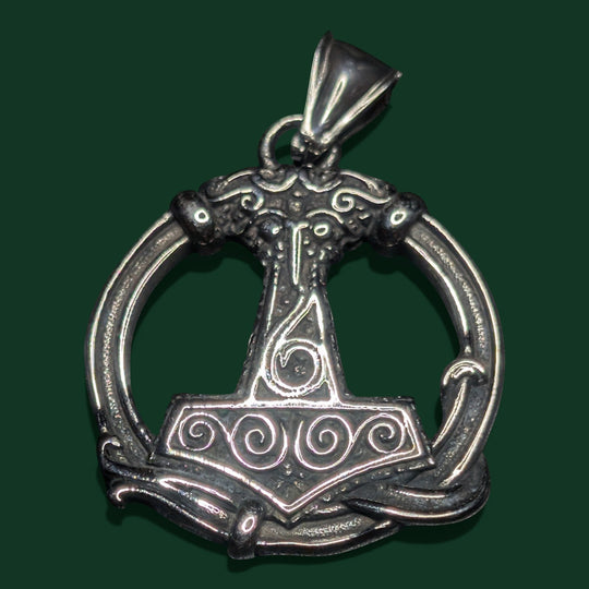 Schicke Halskette mit Thor-Hammer-Anhänger, aus silberfarbenem Edelstahl mit aufwendigen Knotenverzierungen. Mjölnir-Design.