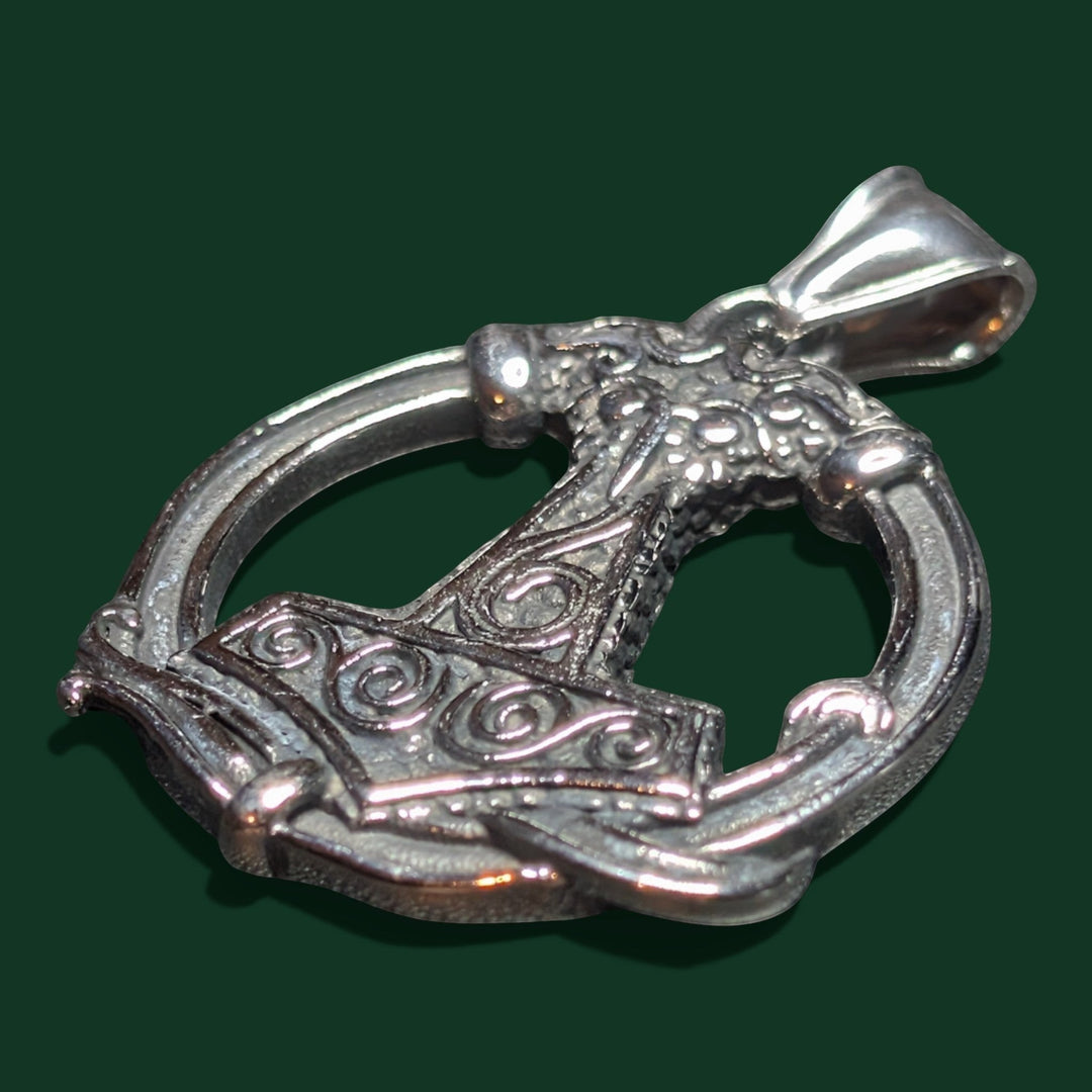 Schicke Halskette mit „Thors Hammer“-Anhänger aus silberfarbenem Edelstahl mit aufwendigen Knotenverzierungen. Klassisches Mjölnir-Design.