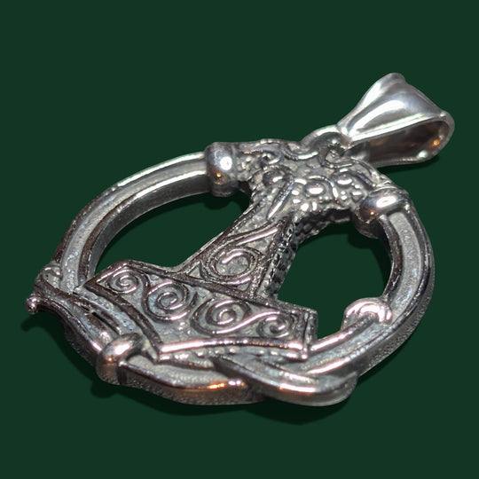 Schicke Halskette mit „Thors Hammer“-Anhänger aus silberfarbenem Edelstahl mit aufwendigen Knotenverzierungen. Klassisches Mjölnir-Design.