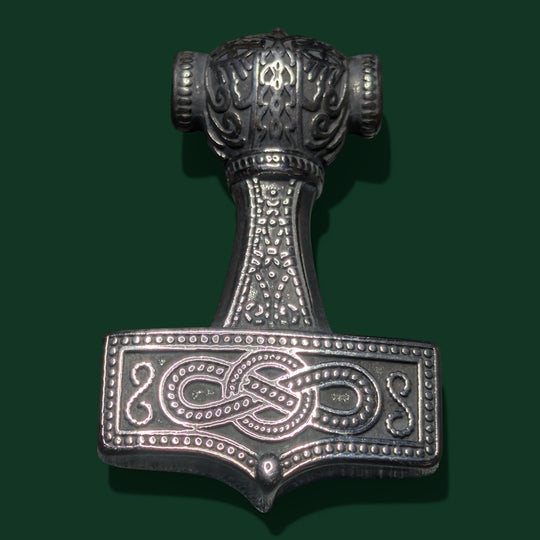 Schicker Thor-Hammer-Anhänger aus Edelstahl mit aufwendigen Knotenverzierungen, inspiriert von der nordischen Mythologie.