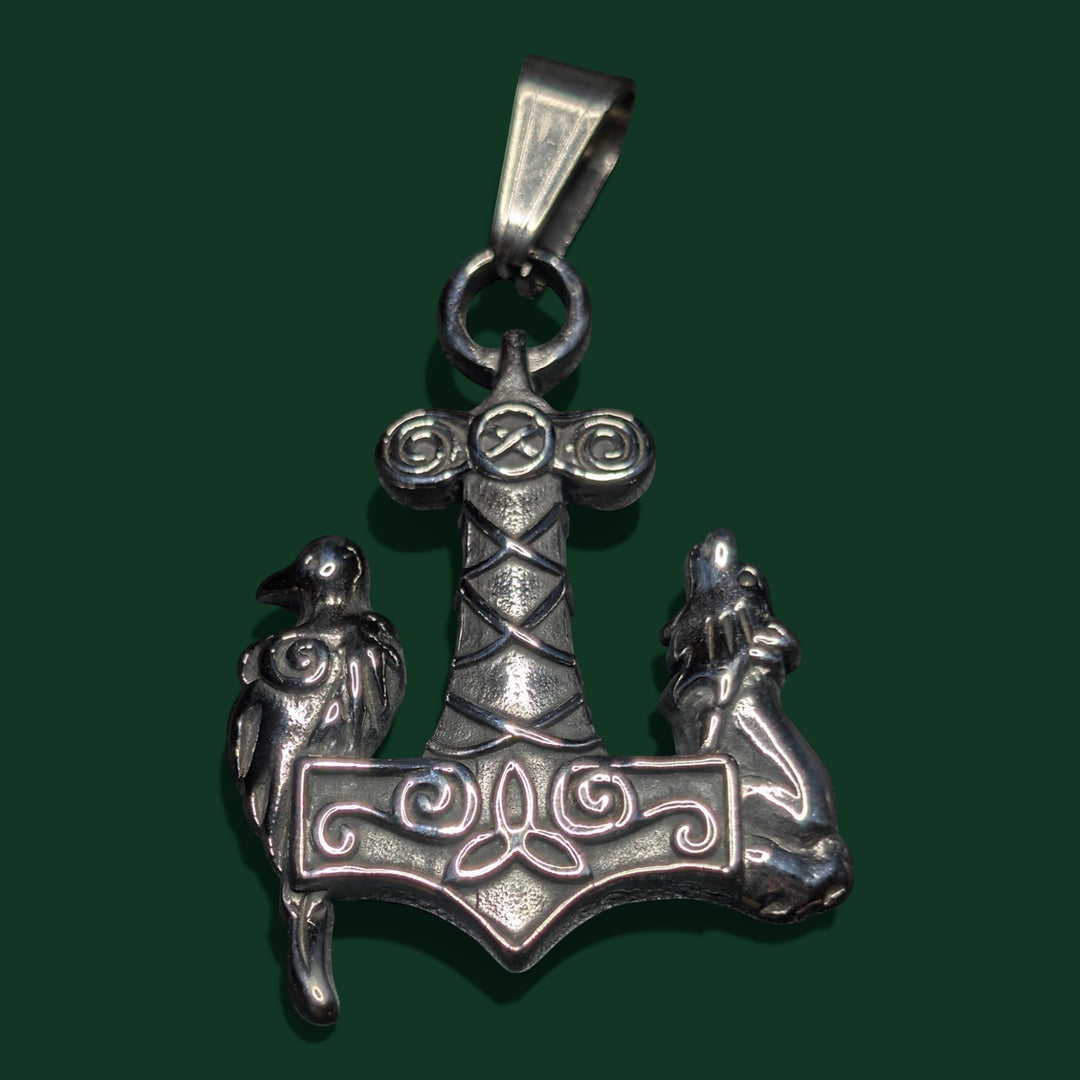 Schicker Thor-Hammer-Anhänger mit Raben und Wolf, gefertigt aus Edelstahl mit aufwendigen Knotenverzierungen.