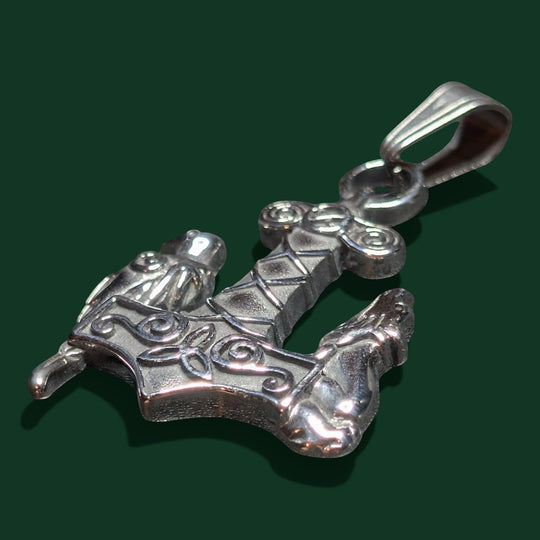 Schicker Thor-Hammer-Anhänger mit Raben- und Wolfsmotiven, aus Edelstahl.