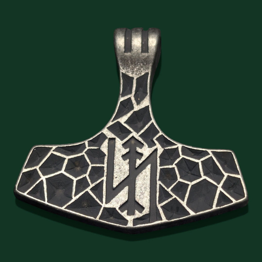 Sinnikäs Thor-Hammer-Anhänger aus rostfreiem Stahl in Antiksilberoptik mit geometrischem Muster und Rune.