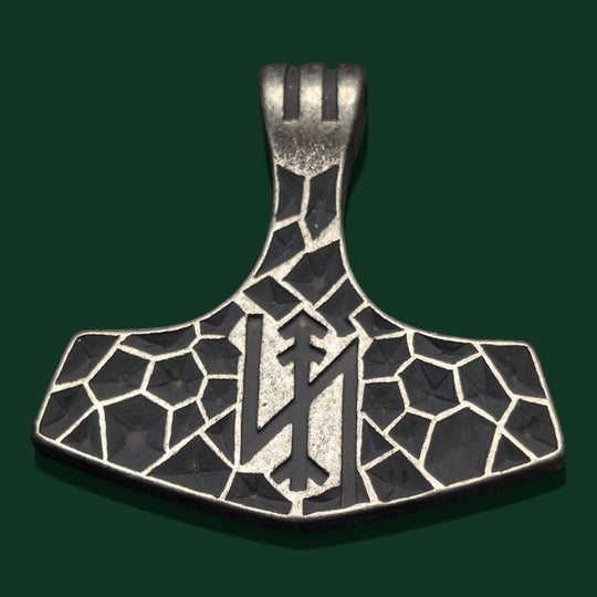 Sinnikäs Thor-Hammer-Anhänger aus rostfreiem Stahl in Antiksilberoptik mit geometrischem Muster und Rune.