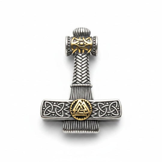 Schicke Halskette mit „Thors Hammer“-Anhänger aus silber- und goldfarbenem Edelstahl mit Wikinger-Knotenmuster und Valknutsymbol.