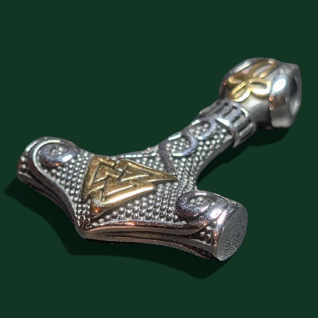 Schicke Halskette mit „Thors Hammer“-Anhänger in Silber- und Goldtönen, gefertigt aus Edelstahl mit Wikinger-Knotenmuster und Mjölnir-Symbol.
