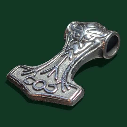 Schicke Thor-Hammer-Halskette aus poliertem Metall mit aufwendigen Wikinger-Knotenmustern und Runensymbolen.