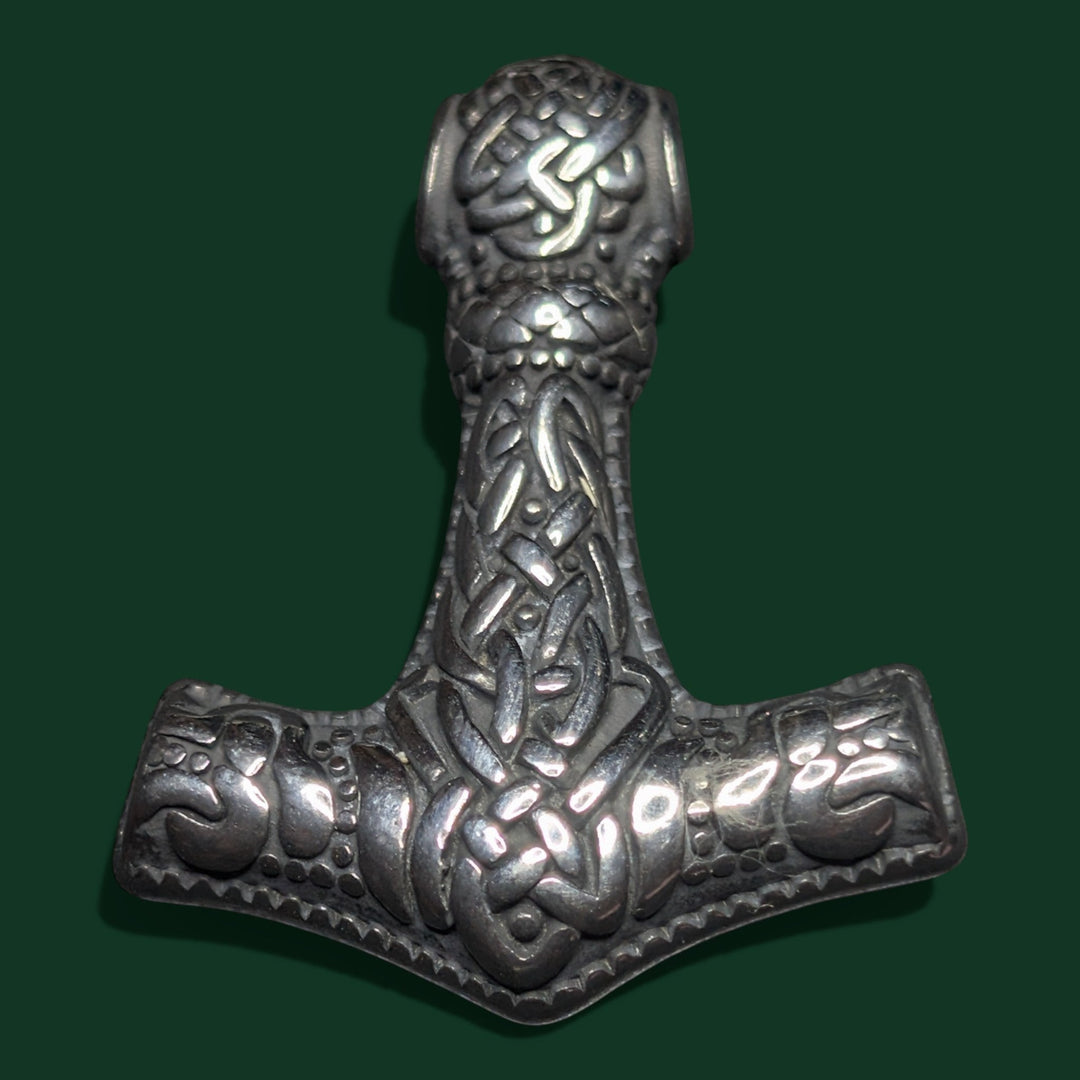 Schicke Halskette mit Thor-Hammer-Anhänger aus Edelstahl, mit aufwendigen Knotenverzierungen und maskulinem Design.