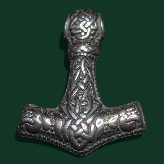 Schicke Halskette mit Thor-Hammer-Anhänger aus Edelstahl, mit aufwendigen Knotenverzierungen und maskulinem Design.