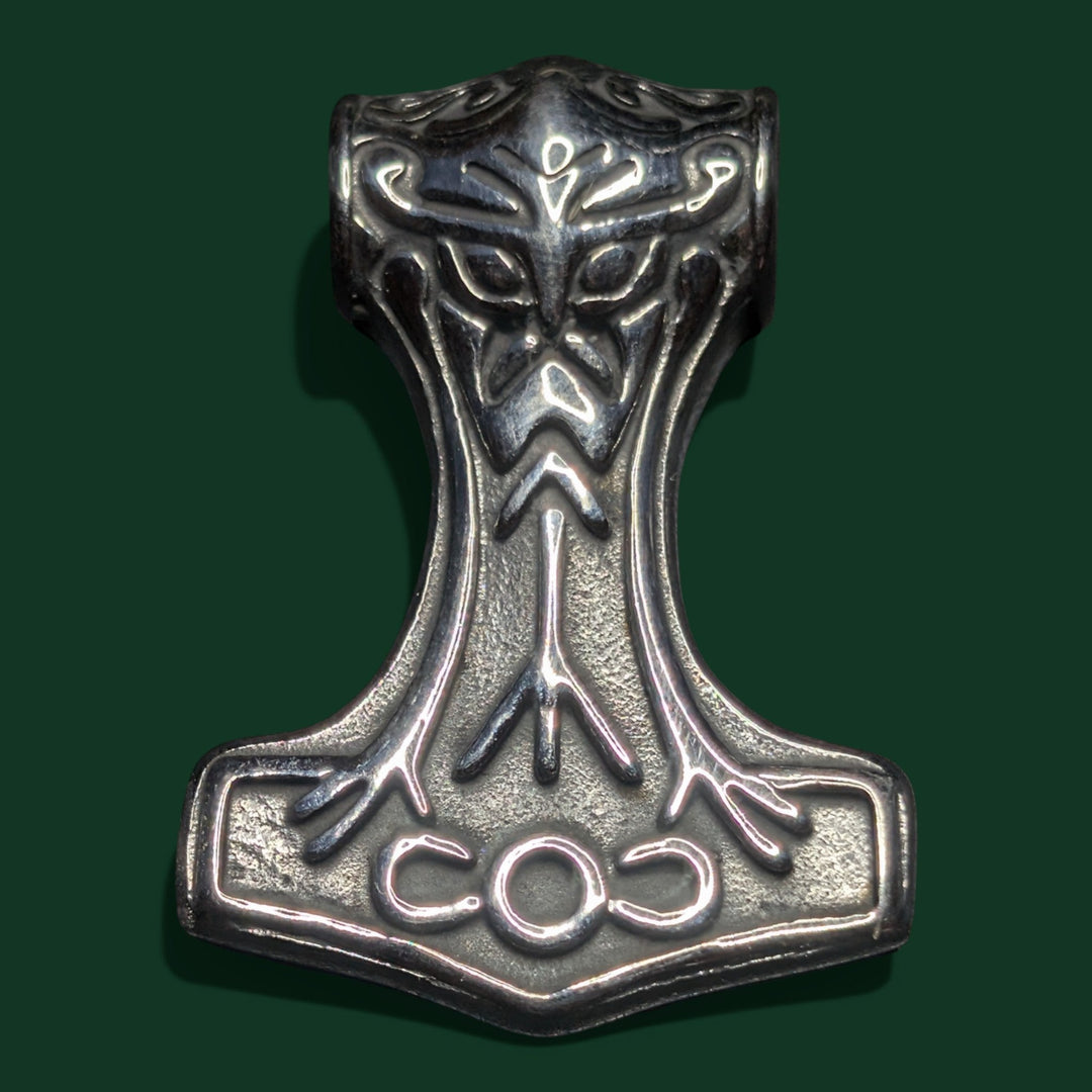 Schicke Thor-Hammer-Halskette aus poliertem Metall mit aufwendigen Details im Wikinger-Stil und Runen. Edelstahl.