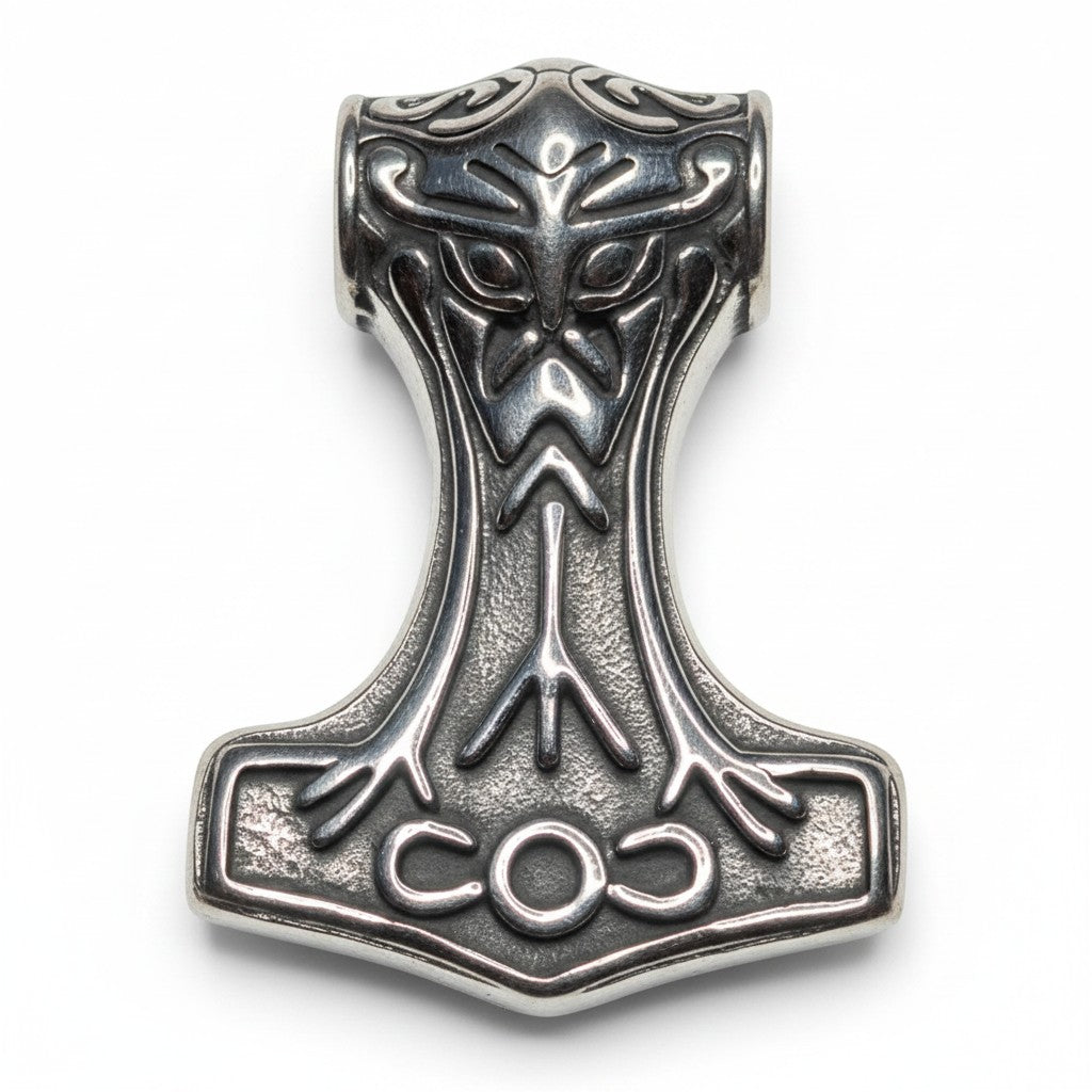 Schicke Thor-Hammer-Halskette aus poliertem Metall mit aufwendigen Wikinger-Motiven, Runensymbolen und einem stilisierten Gesicht.