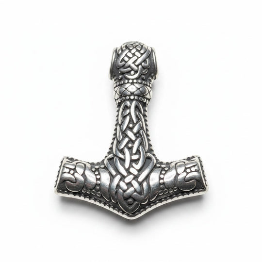 Schicke Halskette mit „Thors Hammer“-Anhänger aus silberfarbenem Edelstahl mit aufwendigem Knotenmuster.