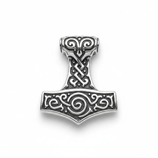 Schicker „Thors Hammer“-Anhänger aus silberfarbenem Edelstahl mit aufwendigen Knotenmustern und wirbelnden Verzierungen.