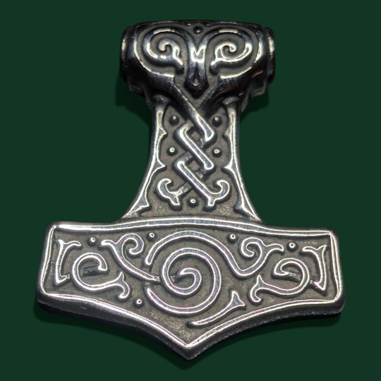 Schicker „Thors Hammer“-Anhänger aus silberfarbenem Edelstahl mit aufwendigen Knotenmustern und wirbelnden Verzierungen. Symbol für Stärke und Schutz.