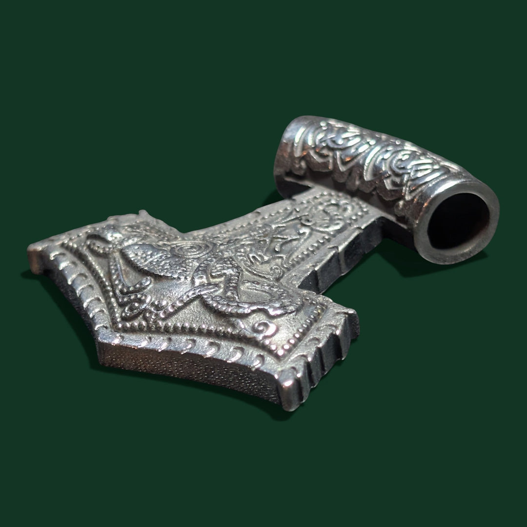 Schicker „Thors Hammer“-Anhänger aus silberfarbenem Edelstahl mit aufwendigen Knotenmustern und Drachenmotiven.