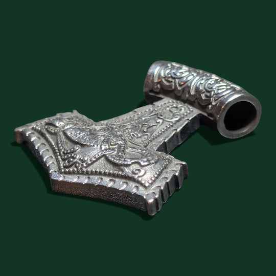 Schicker „Thors Hammer“-Anhänger aus silberfarbenem Edelstahl mit aufwendigen Knotenmustern und Drachenmotiven.