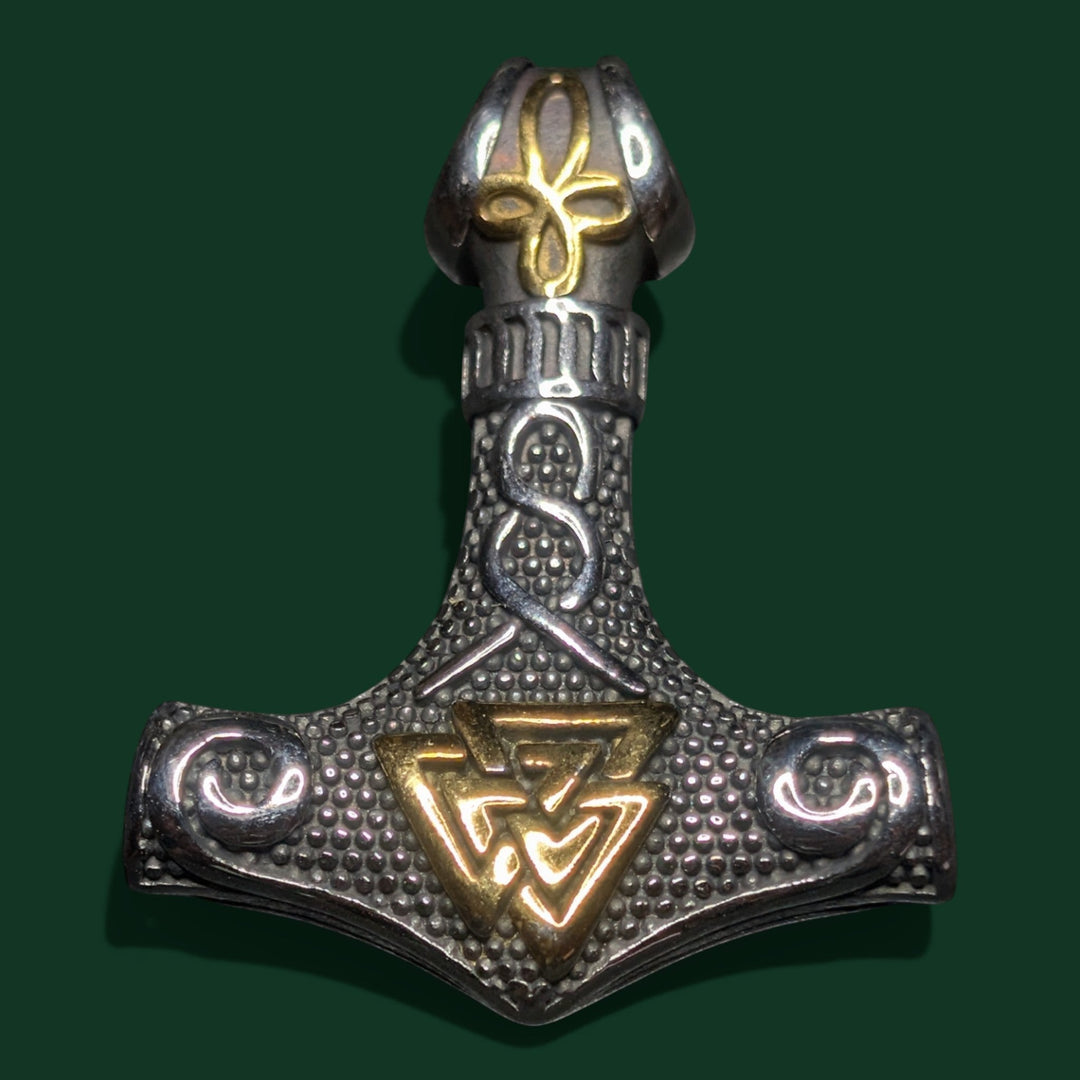 Schicke Halskette mit „Thors Hammer“-Anhänger in Silber- und Goldtönen, gefertigt aus Edelstahl mit Wikinger-Knotenmuster und Mjölnir-Symbol.