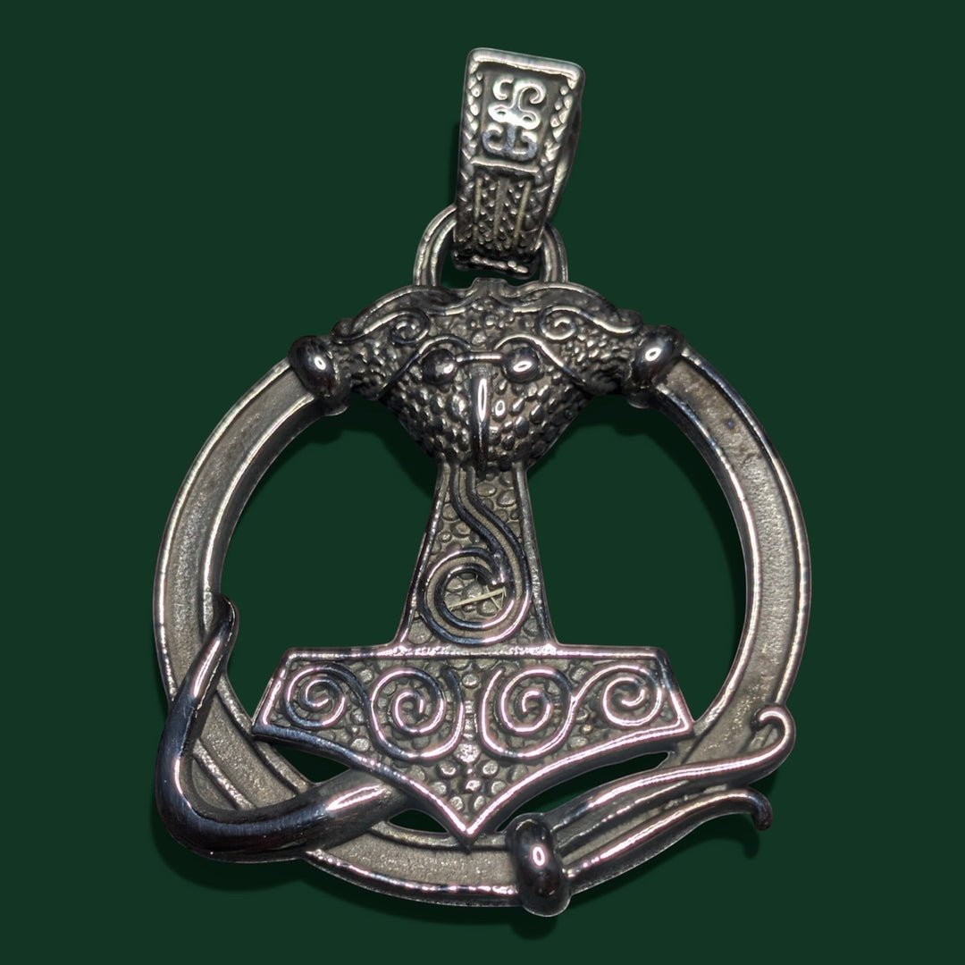 Schicker Thor-Hammer-Anhänger aus poliertem Metall mit Knotenmuster und Rabenkopf-Motiv. Im Wikinger-Stil.