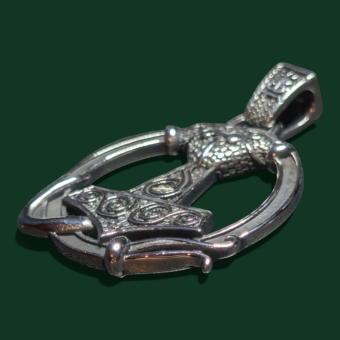 Schicker Thor-Hammer-Anhänger aus poliertem Metall mit Knotenmuster und Rabenkopf-Motiv. Von den Wikingern inspirierter Schmuck.