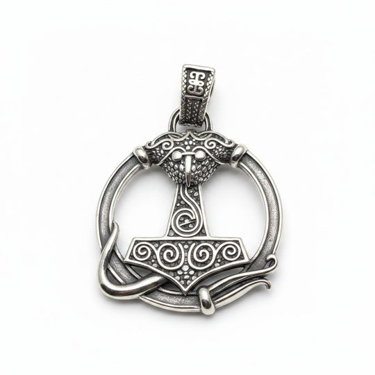 Schicker Thor-Hammer-Anhänger aus poliertem Edelstahl mit aufwendigem Knotenmuster und Rabenkopf-Motiv.