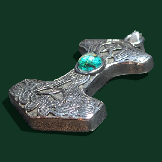 Schicker „Thors Hammer“-Anhänger mit aufwendigen Knotenverzierungen und einem türkisähnlichen Stein in der Mitte, aus Edelstahl gefertigt.