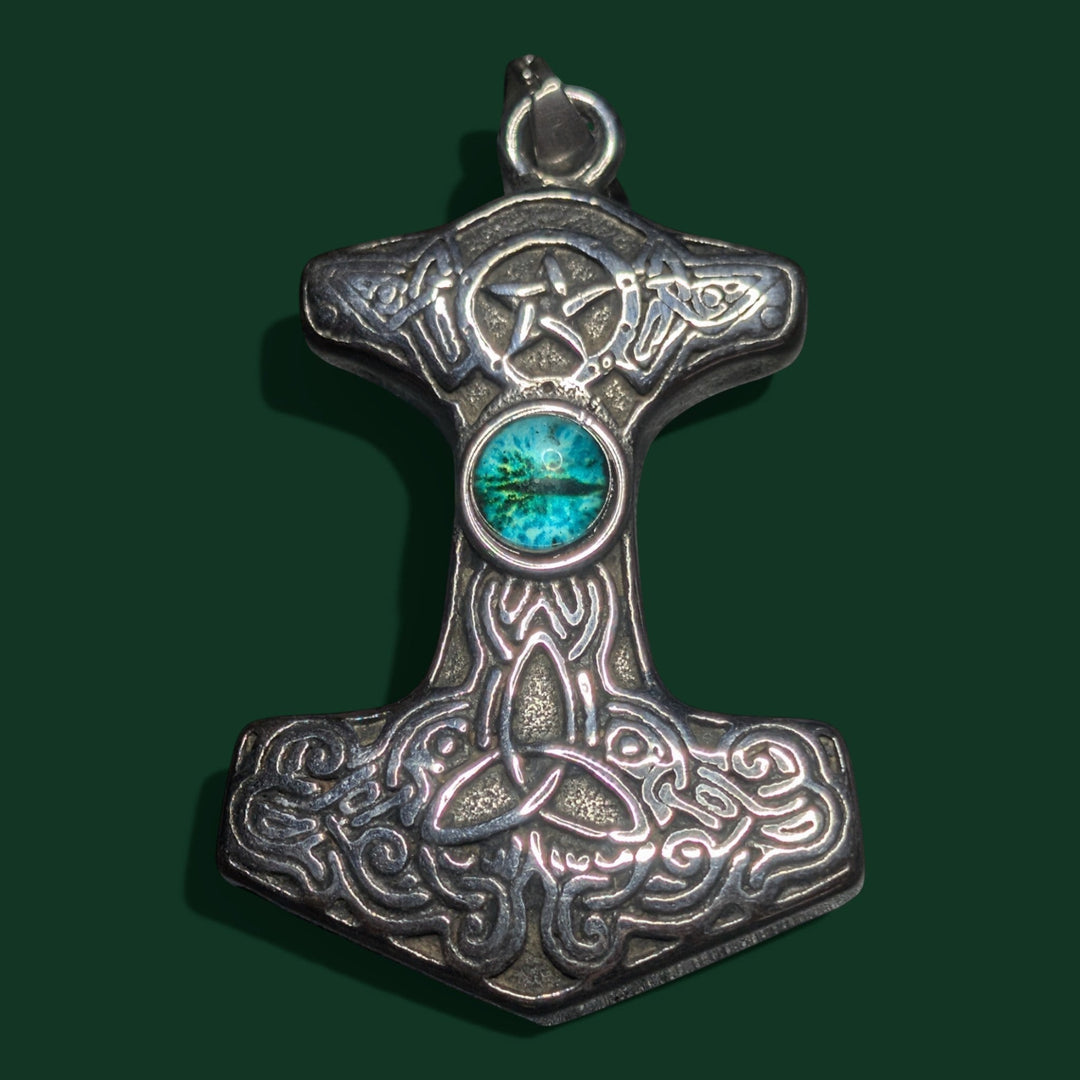 Schicker Thor-Hammer-Anhänger mit keltischem Knotenmuster und Türkisstein, aus Edelstahl gefertigt.