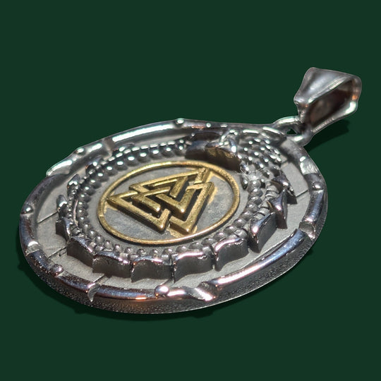 Sinnikäs-Anhänger aus Edelstahl mit goldenem Valknut-Symbol, ovale Form, aufwendig gearbeitete Randverzierung.