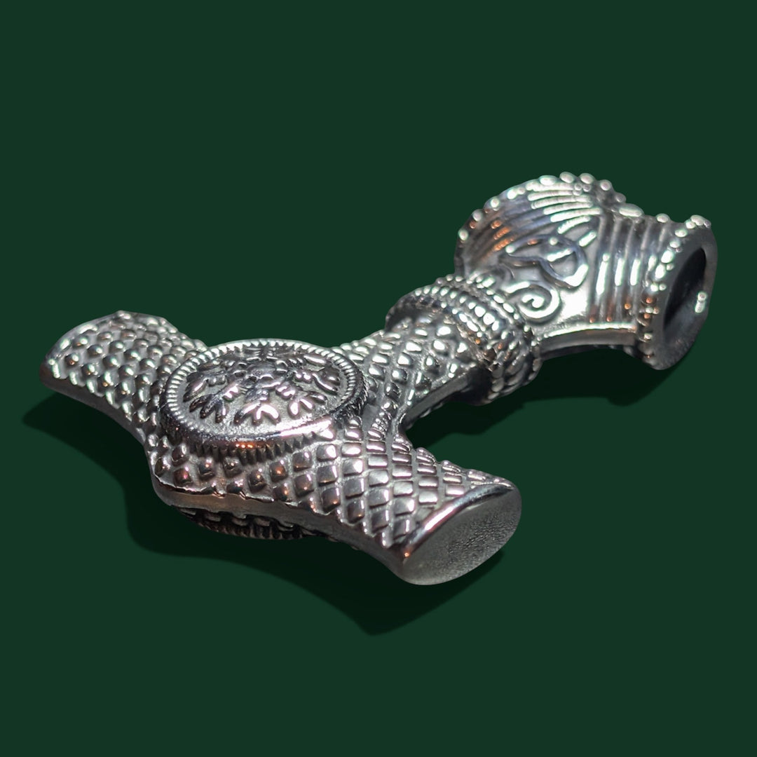 Sinnikäs-Anhänger aus silbernem Edelstahl in Form eines Wikingerhammers mit Schneeflockensymbol und Knotenverzierung. Nachbildung von Thors Mjölnir.