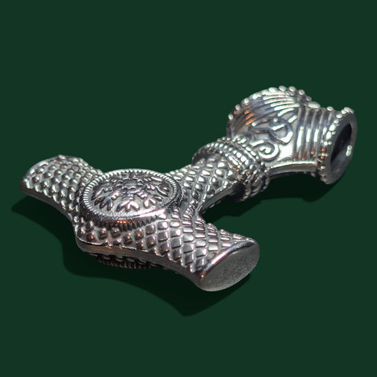 Sinnikäs-Anhänger aus silbernem Edelstahl in Form eines Wikingerhammers mit Schneeflockensymbol und Knotenverzierung. Nachbildung von Thors Mjölnir.