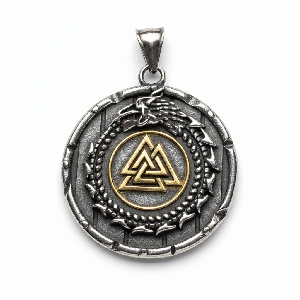 Schicke Viking-Halskette mit Schlangenanhänger aus Edelstahl und goldenem Valknut-Symbol. Ein detailreich gearbeiteter Drache umschlingt das Emblem.