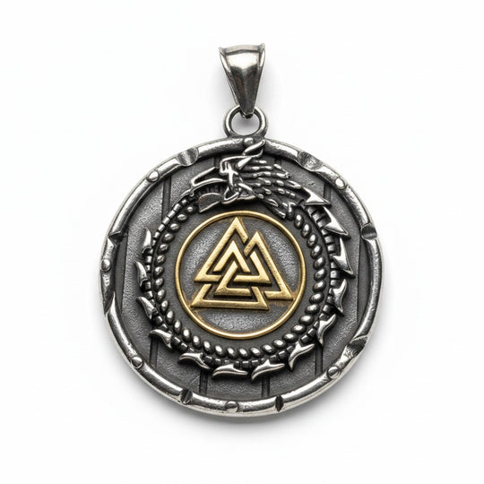 Schicke Viking-Halskette mit Schlangenanhänger aus Edelstahl und goldenem Valknut-Symbol. Ein detailreich gearbeiteter Drache umschlingt das Emblem.