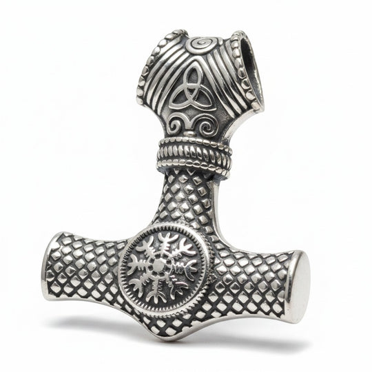Sinnikäs-Anhänger aus silbernem Edelstahl in Form eines Wikingerhammers mit Schneeflockensymbol und Knotenverzierungen.