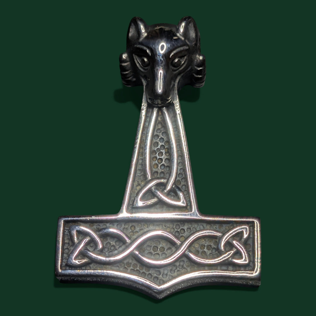 Schicker Anhänger in Form eines Wolfskopfes mit Thors Hammer und keltischen Knotenmotiven, aus Edelstahl.