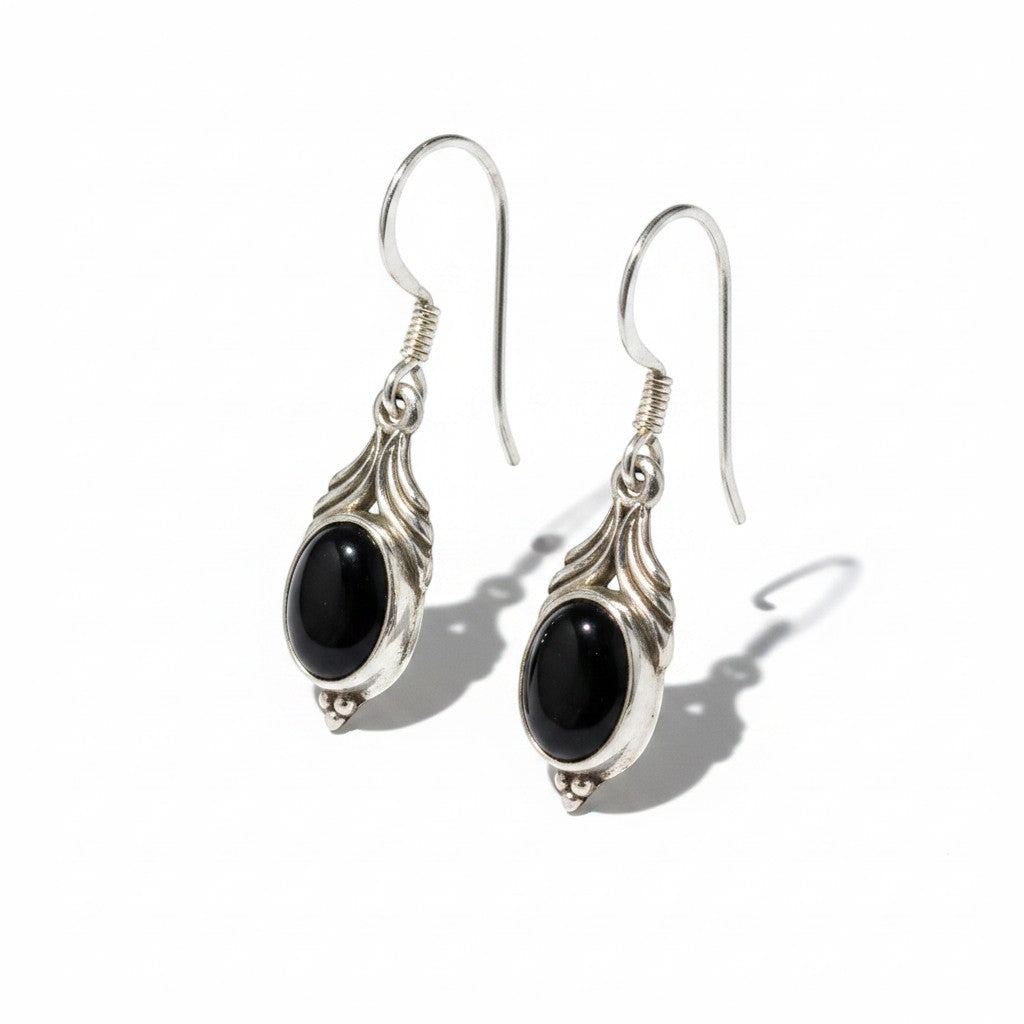 Schicke, ovale Ohrhänger mit Onyx-Edelstein aus poliertem Sterlingsilber mit Details im Vintage-Stil.