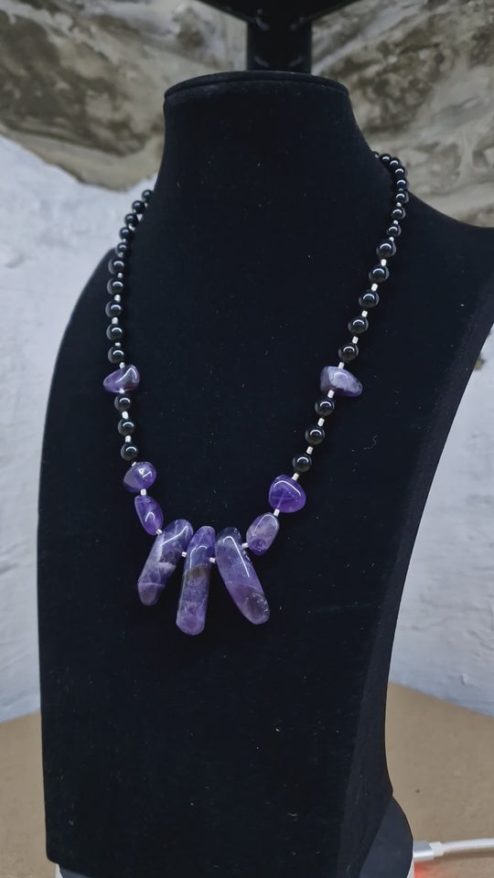 Stilvolle Halskette mit Onyx und Amethyst-Quarz