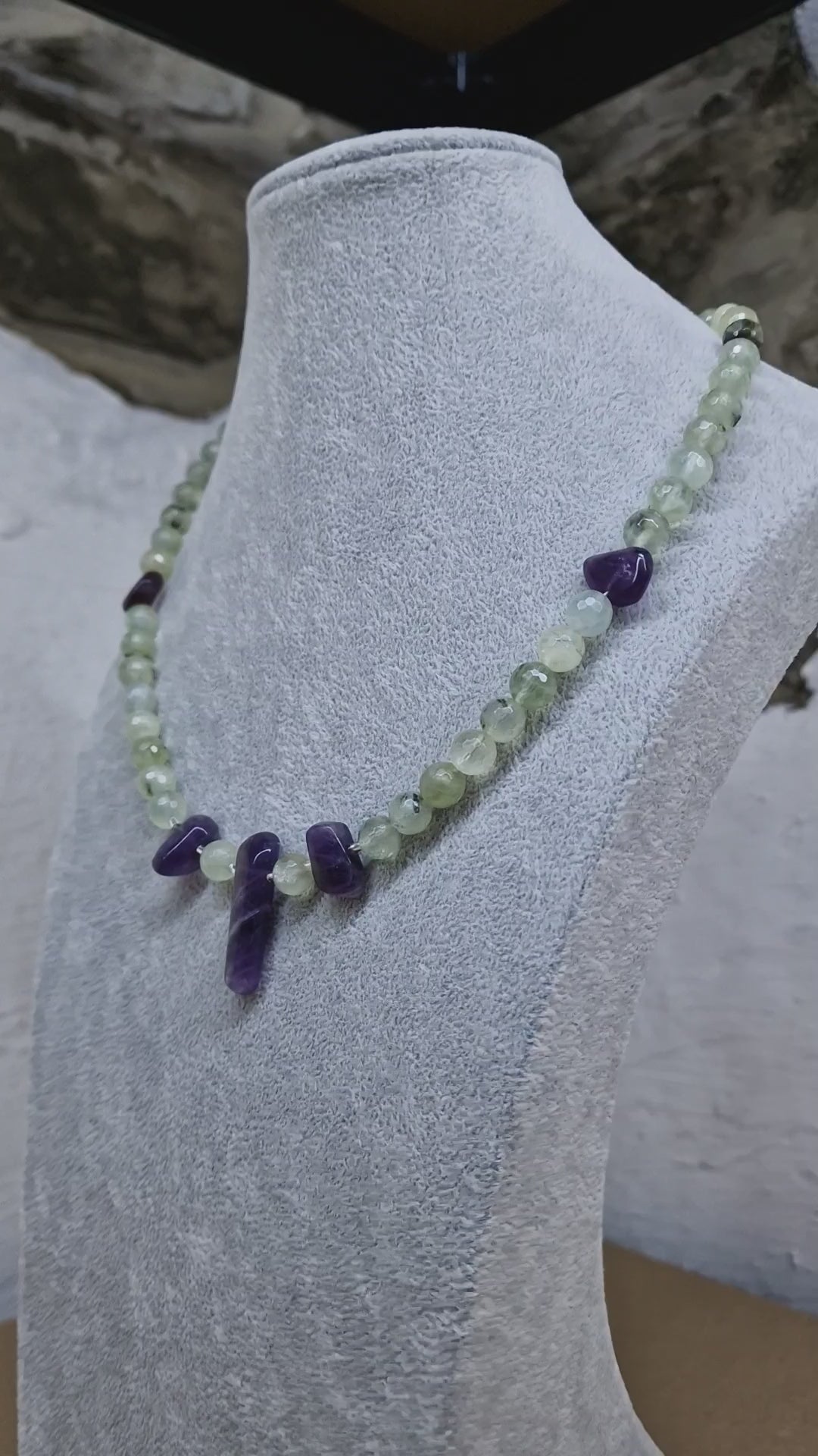 Elegante Halskette aus Prehnit und Amethyst Quarz