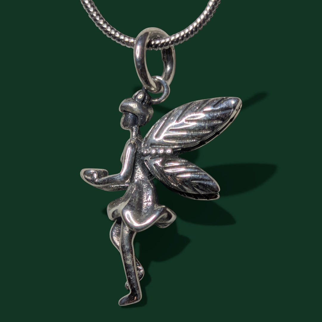Fee Anhänger aus 925er Silber für Damen (mit Schale) der Marke Sinnikäs® in der Totalaufnahme.
