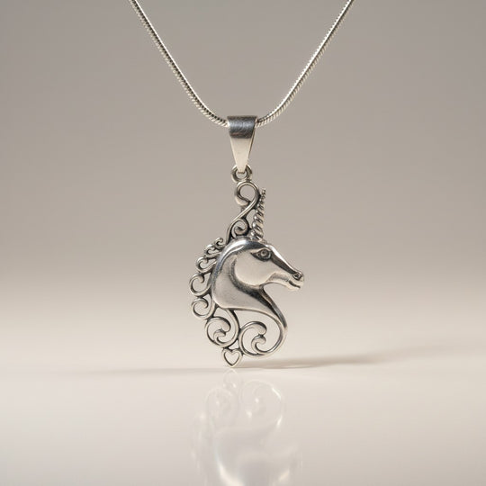 Ein Einhorn Anhänger (Damen) aus 925er Silber der Marke Sinnikäs®.